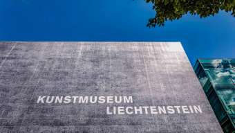 Moderne Fassade des Kunstmuseum Liechtenstein in Vaduz bei blauem Himmel mit Blick nach oben