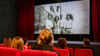 Menschen im historischen Kino Vaduz bei einem Film über Liechtenstein